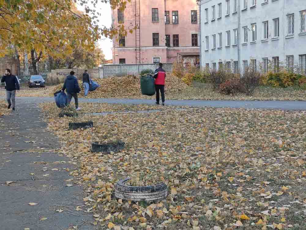 прибирання території біля гуртожитку